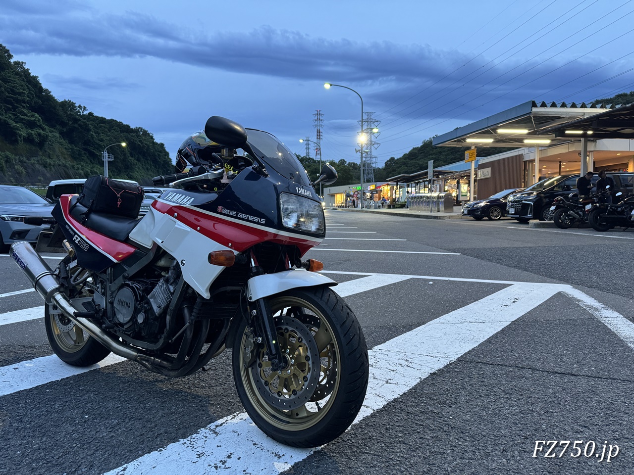 FZ750@小田原厚木道路 大磯PA（上り）