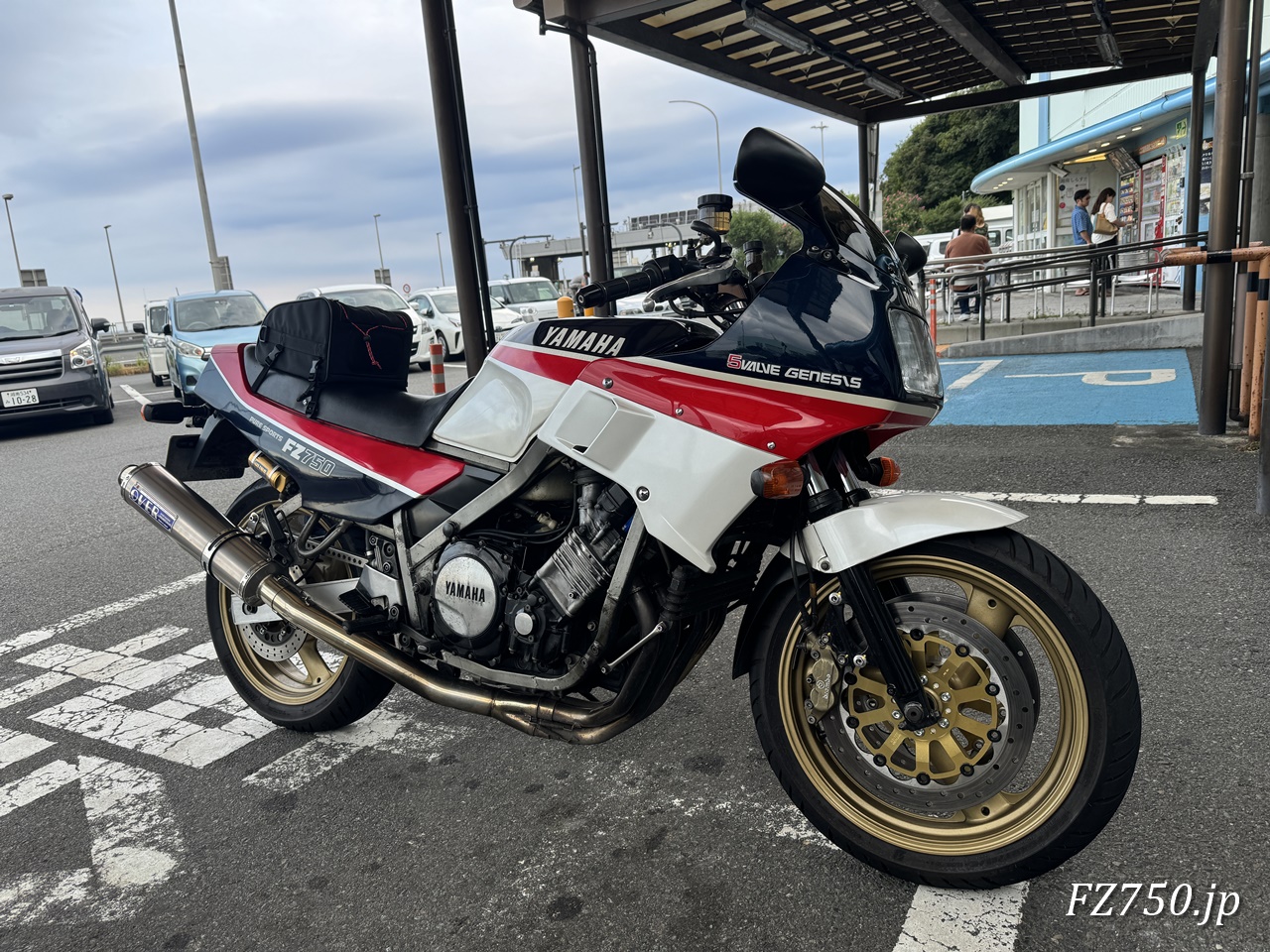 FZ750@西湘バイパス 西湘PA（上り）