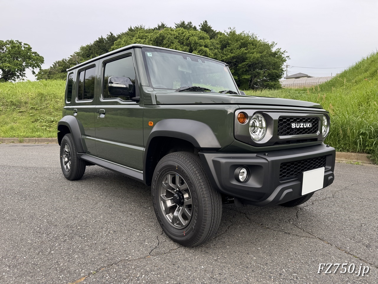 右前から見たジムニーノマド