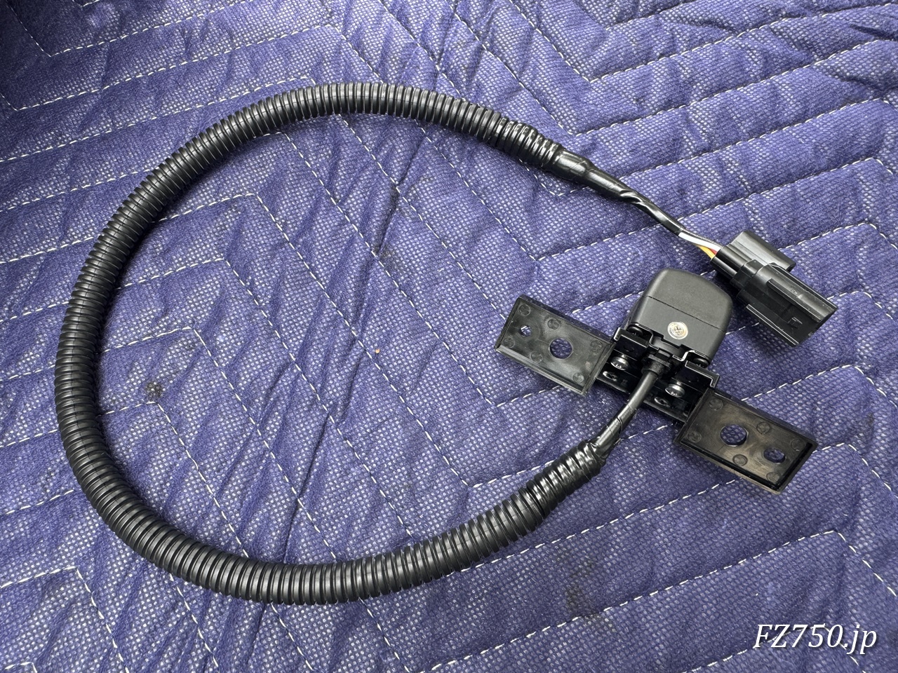 ジムニーノマド 純正バックアイカメラ(99195-78R00)のハーネスにコルゲートチューブを取付けて保護する