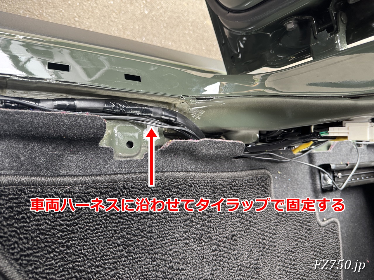 Bピラー下部もカメラ延長ハーネスは車両ハーネスに沿わせて敷設する