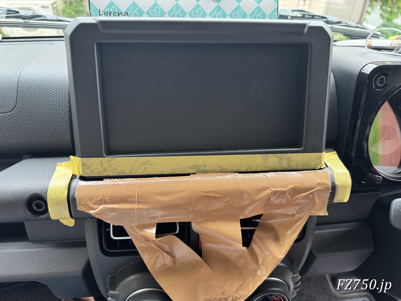 ジムニーノマドのカーナビ取付けスペースの下にあるアンダーカバーに布テープを張る