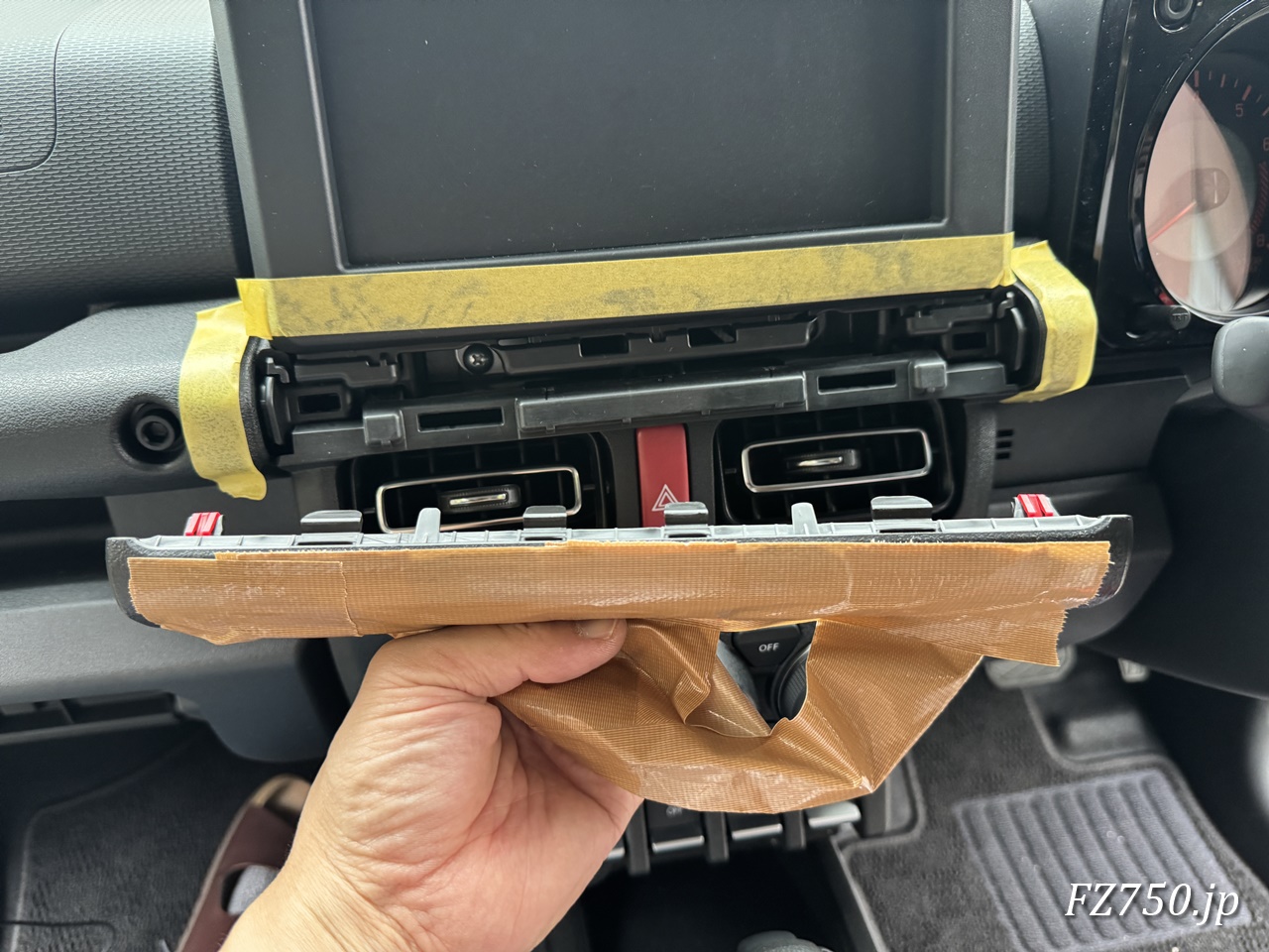 ジムニーノマドのカーナビ取付けスペースの下にあるアンダーカバーを取り外した