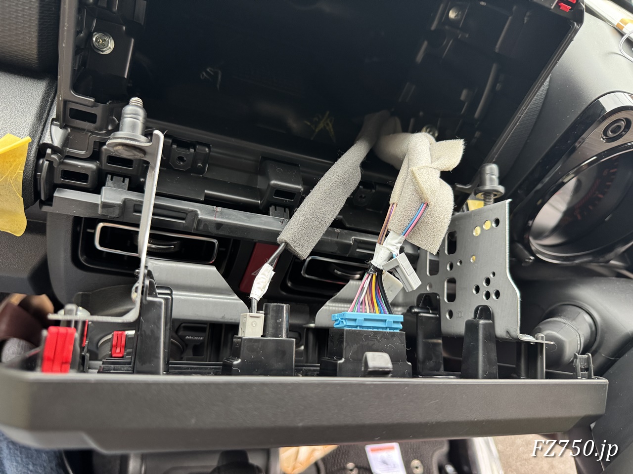 ジムニーノマドのインパネセンターガーニッシュから車両側配線コネクタと車両側アンテナコネクターを取り外す