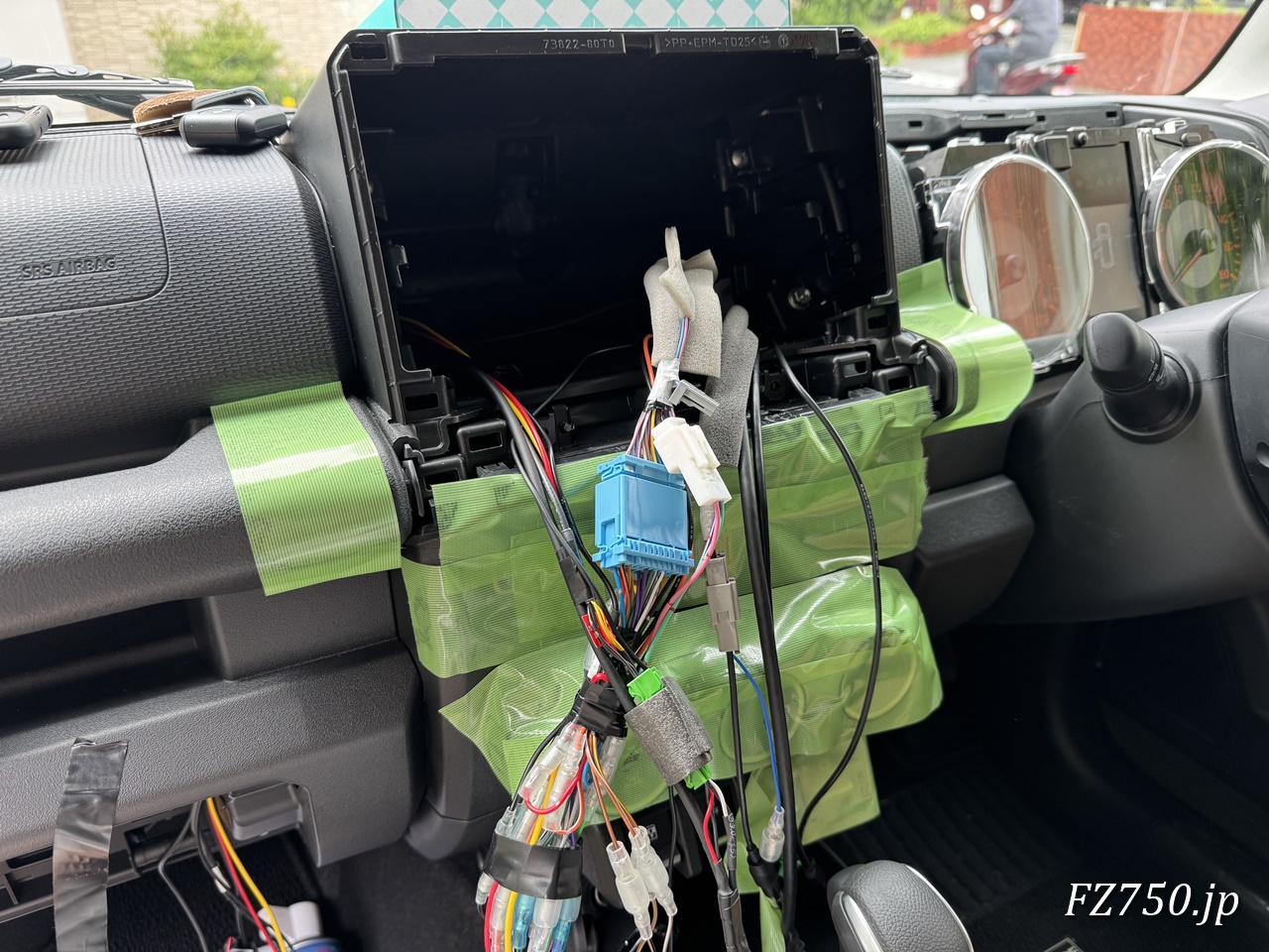 ジムニーノマドにDMH-SF700のハーネス取付け