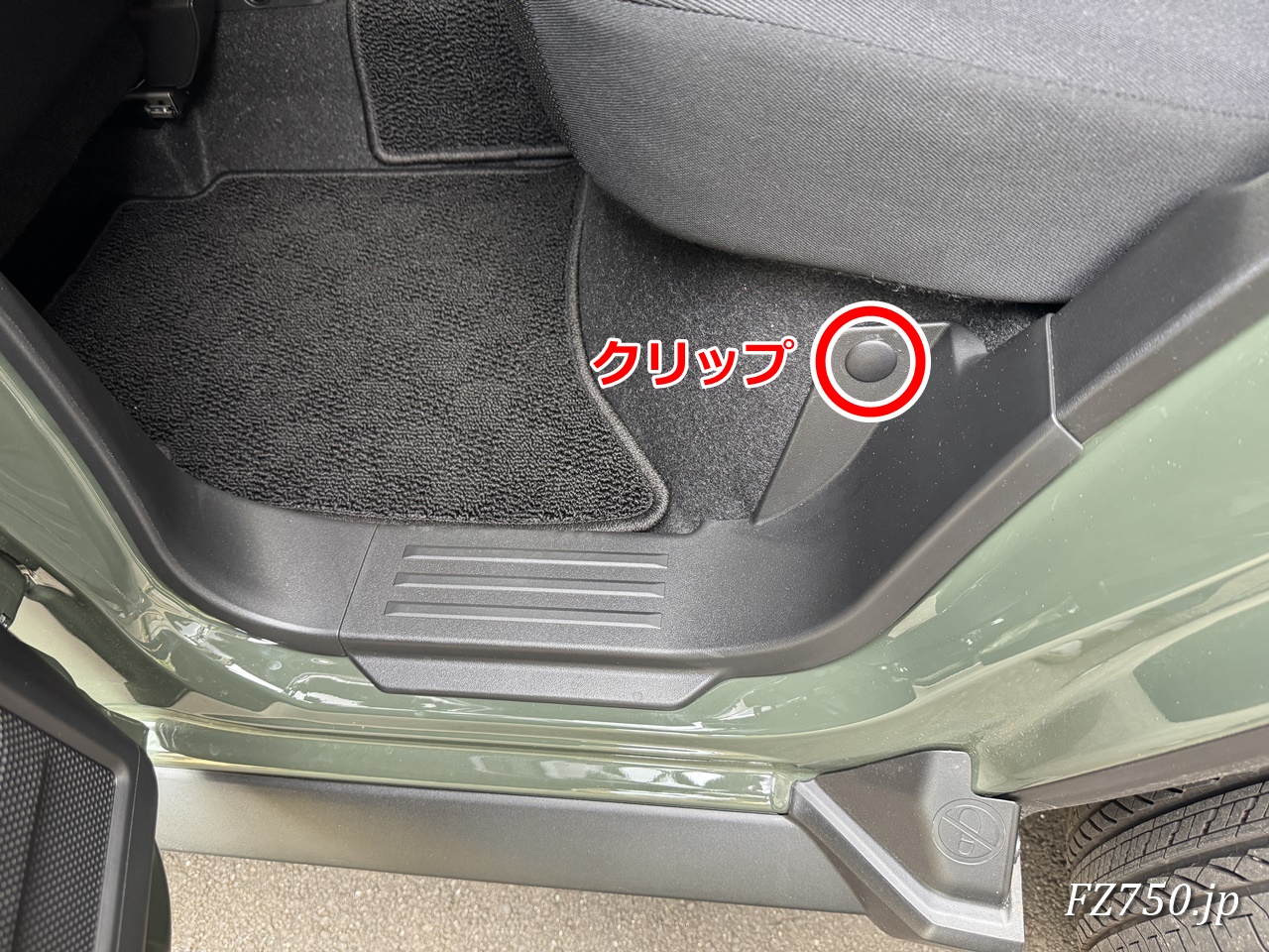 ジムニーノマドのサイドシルリアスカッフ左の取外し