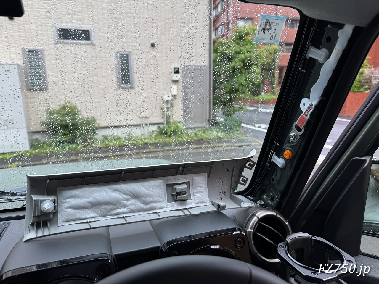 ジムニーノマドの右側フロントピラーカバーを取外した
