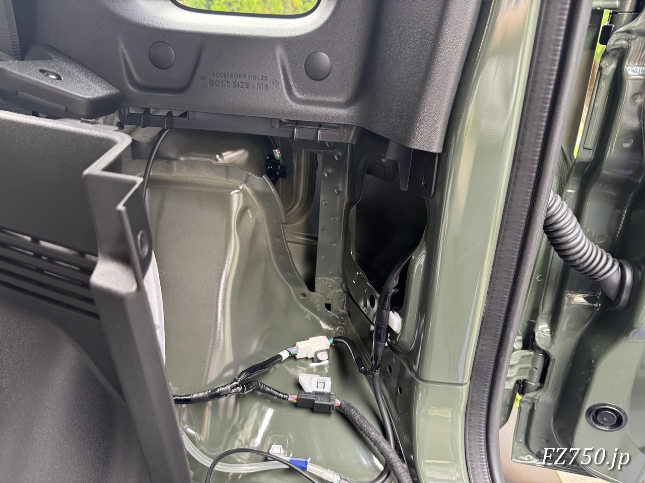 ジムニーノマドの車体とリアゲート間の蛇腹にリアカメラ配線を通す