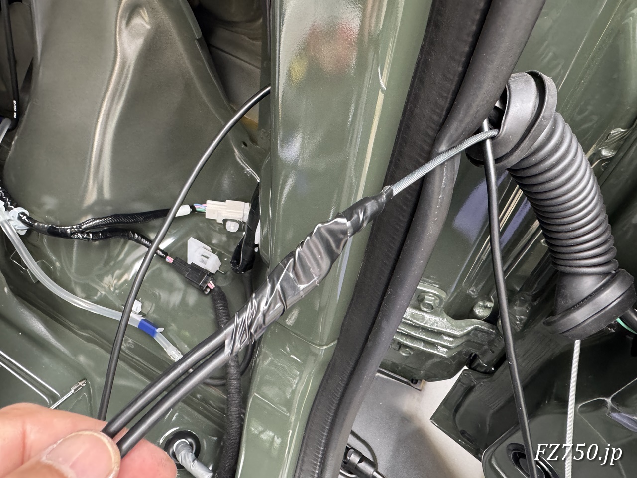 蛇腹を車体に固定したままでは通線が厳しかったので蛇腹を外して通線した