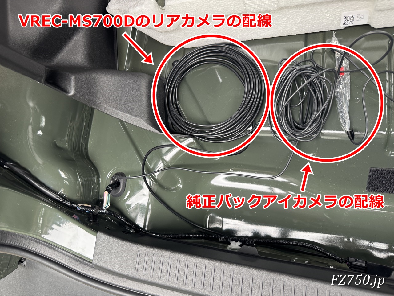 ラゲッジルームの左側内張りから助手席のグローブボックスまではリアカメラ接続ケーブルとバックアイカメラの配線を一緒に敷設する