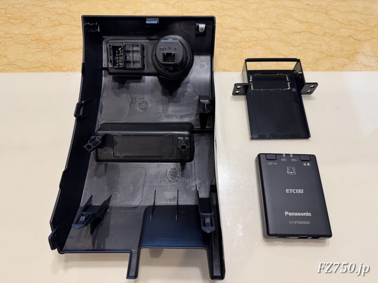 ジムニーノマドのスターターボタンが付いているパネル、Panasonic CY-ET2620GD、エーモン7225 ETC取付アタッチメント