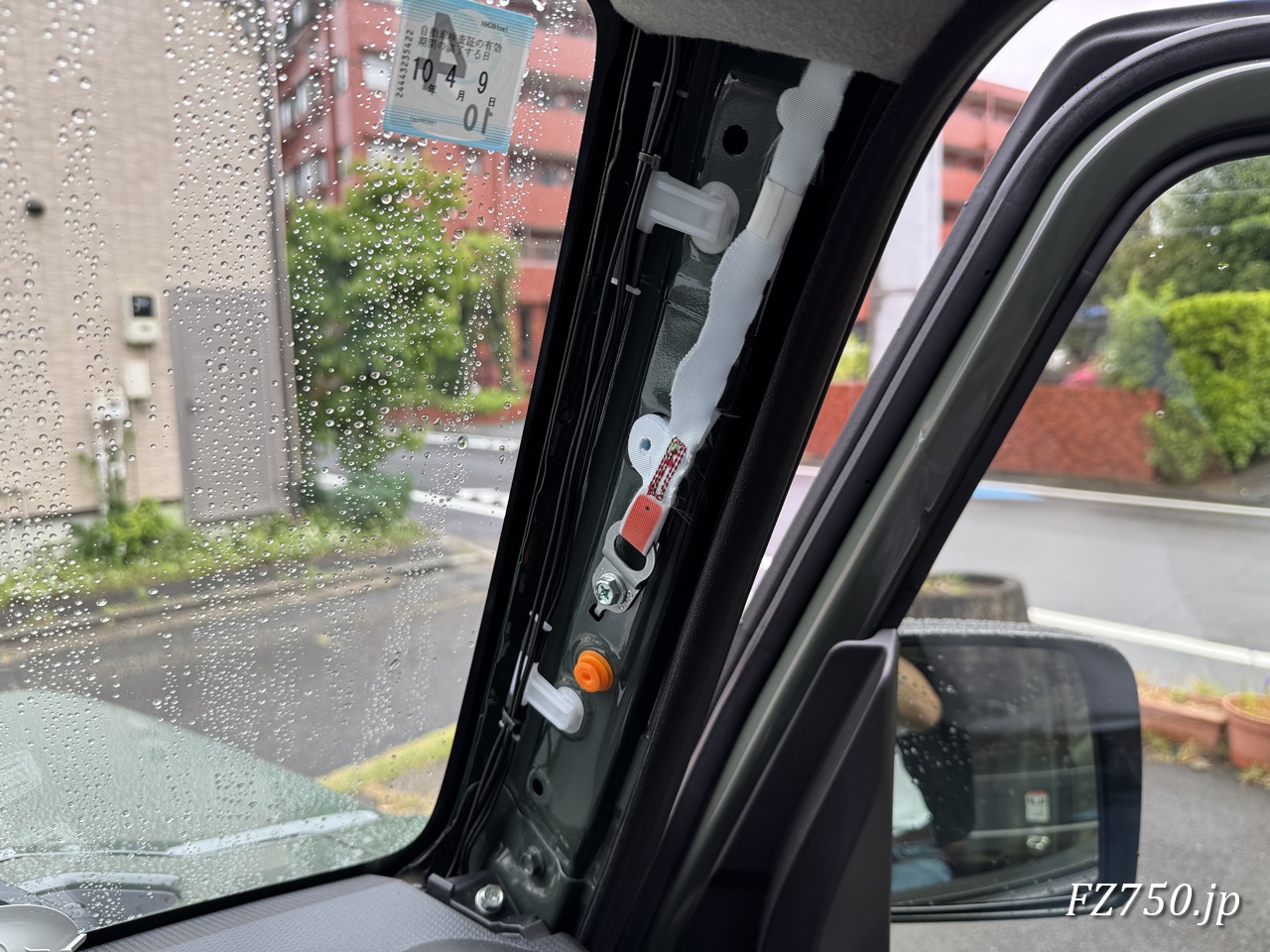 ジムニーノマドの右側フロントピラーカバーを取り外す