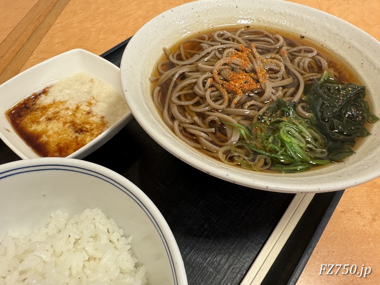 青い吉野家の「朝そばとろろご飯」