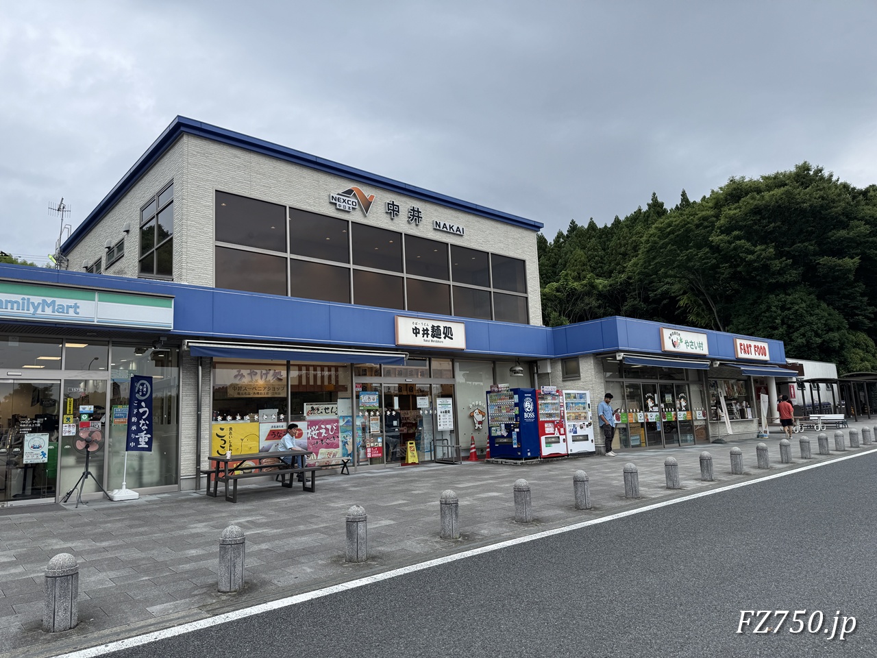 東名高速道路 中井PA(上)