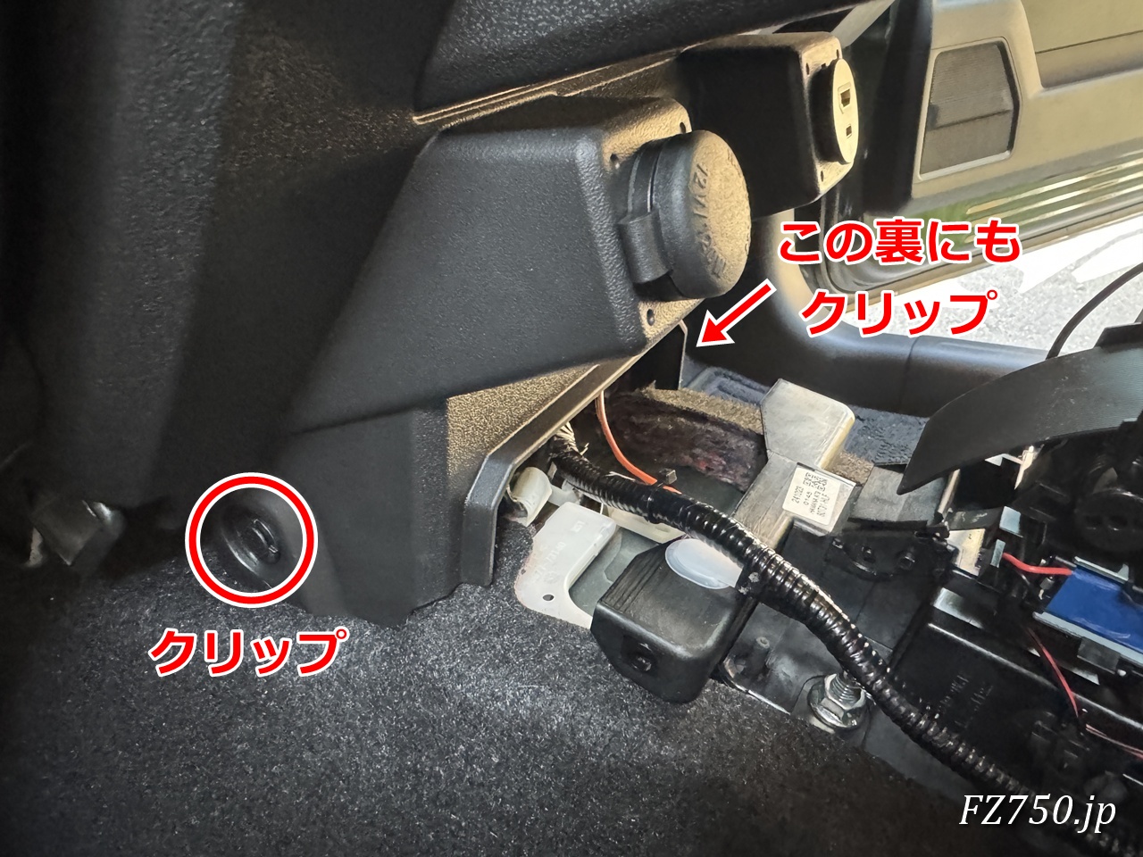 ジムニーノマドのスイッチやシガーソケットのついたパネルを取り外す
