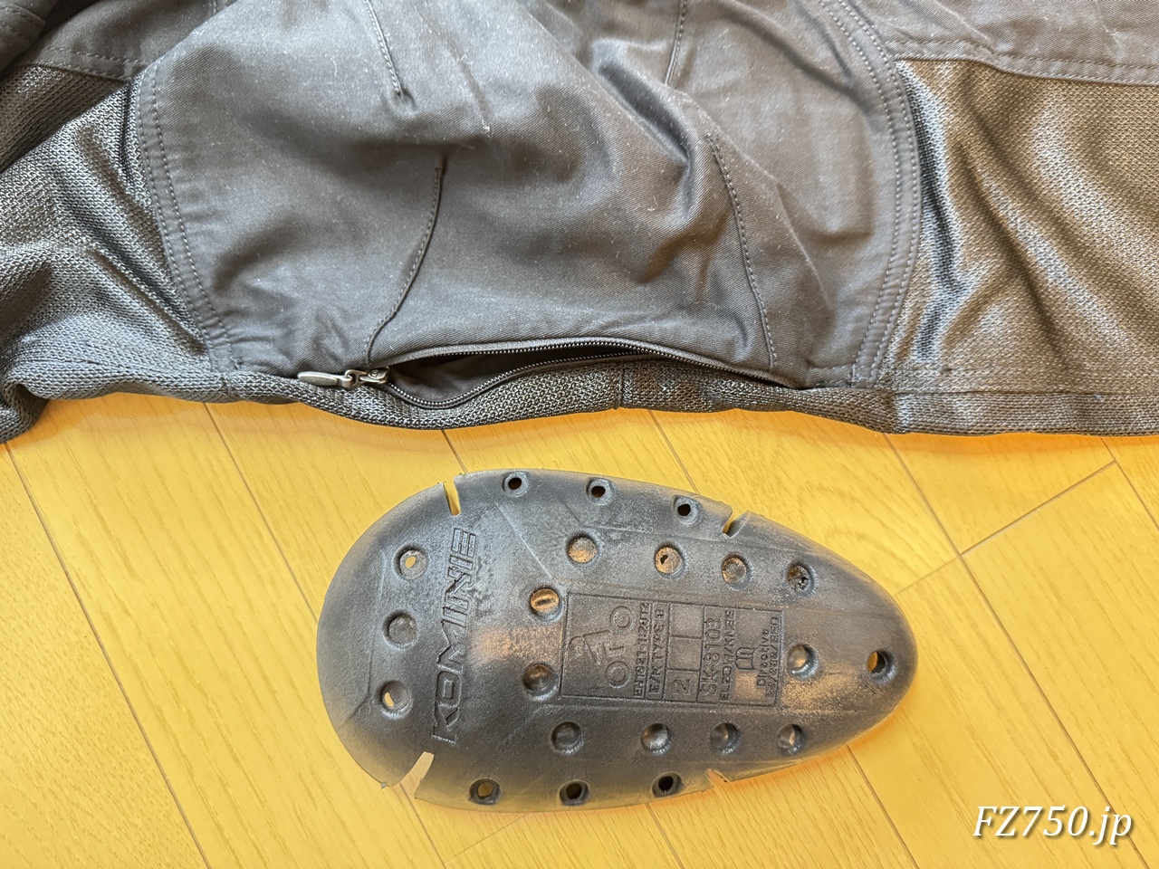コミネ PK-759 CE2プロテクトメッシュパンツの膝プロテクターは高さ調節ができる