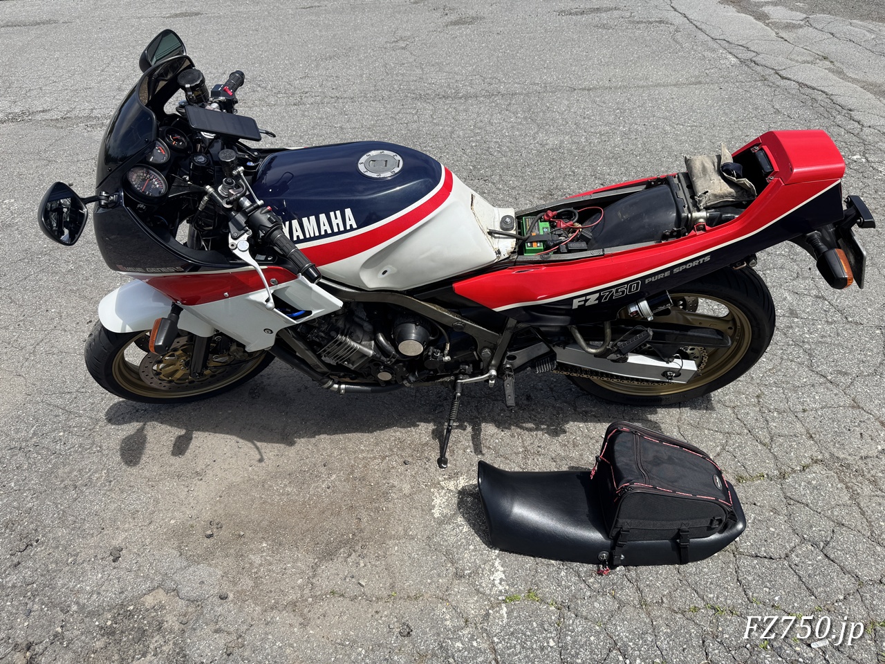 車載工具を取り出したFZ750