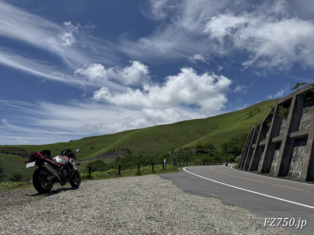FZ750@三峰茶屋近くの展望スペース その1