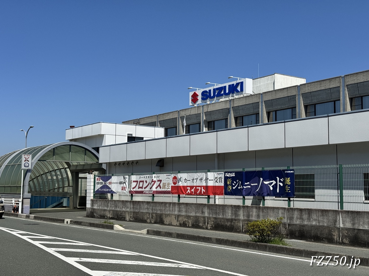 スズキ本社とジムニーノマドの横断幕
