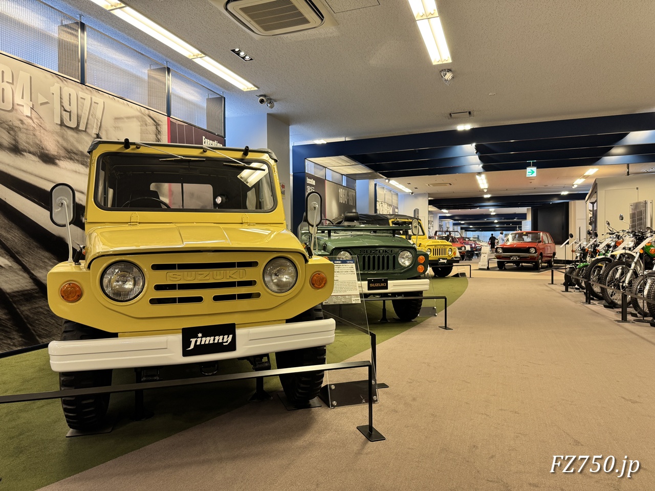 スズキ歴史館3階に展示されている歴代のジムニー