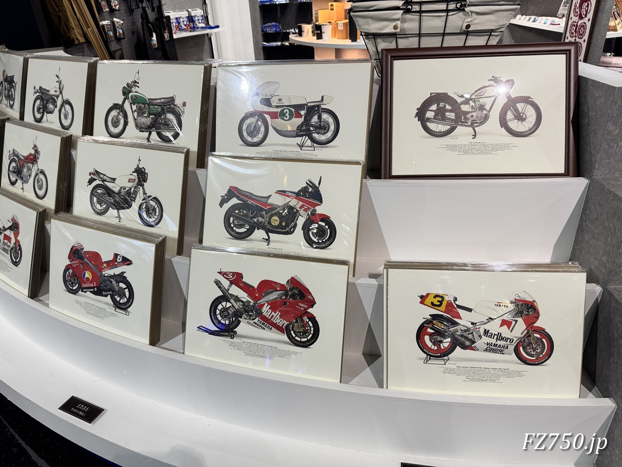 ヤマハ発動機 コミュニケーションプラザでは柴田制作所の精巧なオートバイのイラストが販売されている