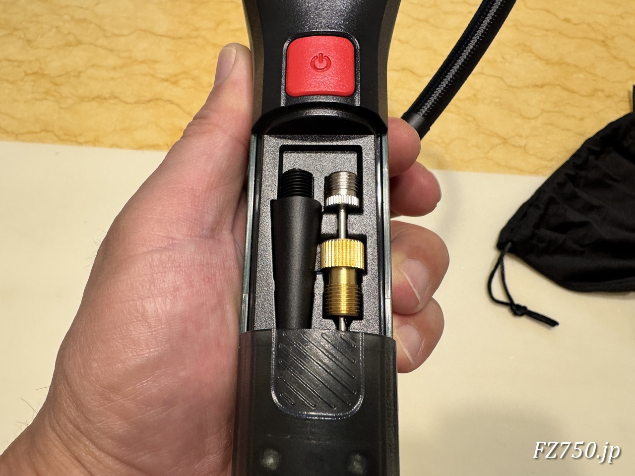 EasyPump本体には、英式・仏式兼用アダプター、ボール用ニードル、浮き輪用アダプターが格納されている