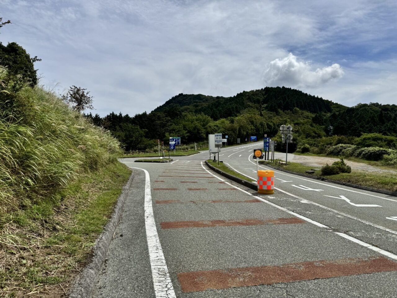 湖尻峠では箱根スカイラインと芦ノ湖スカイライン湖尻線、芦ノ湖スカイライン本線が接続する