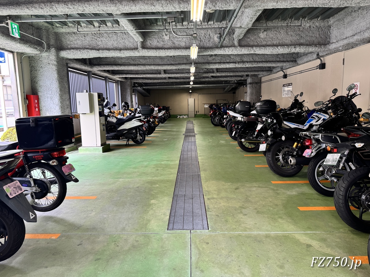 小田原駅東口駐車場(バイク駐輪場)の内部