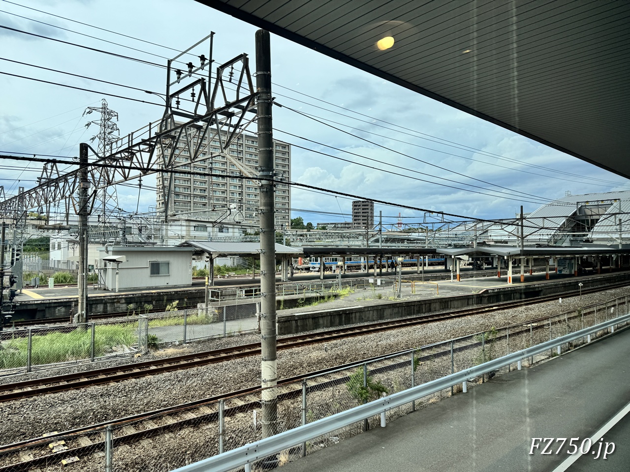 ミナカ小田原 3階の西湘 FOOD STADIUMからは小田原駅のホームが見える