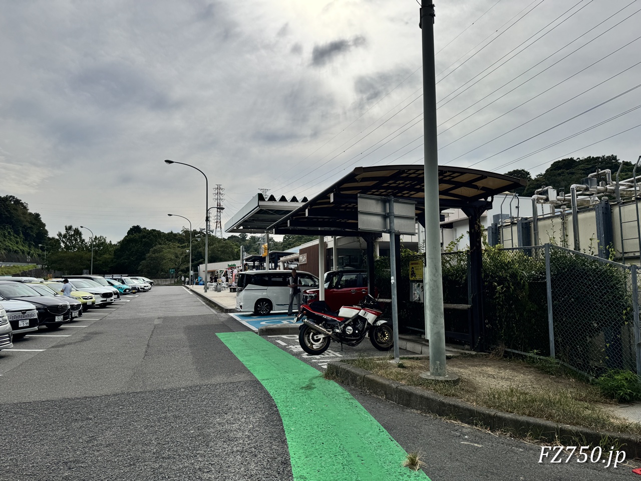 FZ750@小田原厚木道路 大磯PA (上り)