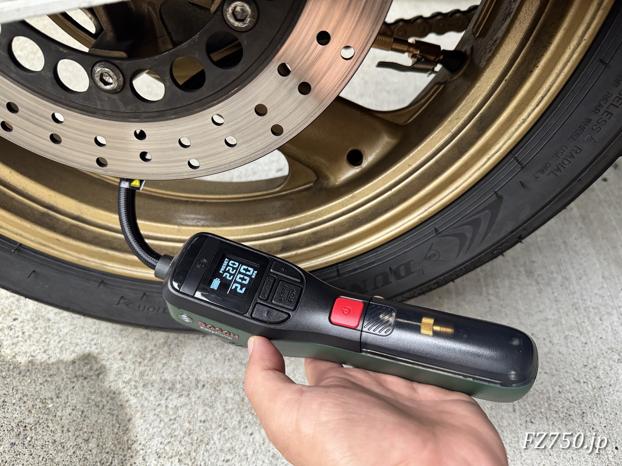BOSCH EasyPumpでバイク(YAMAHA FZ750)のタイヤの空気を補充