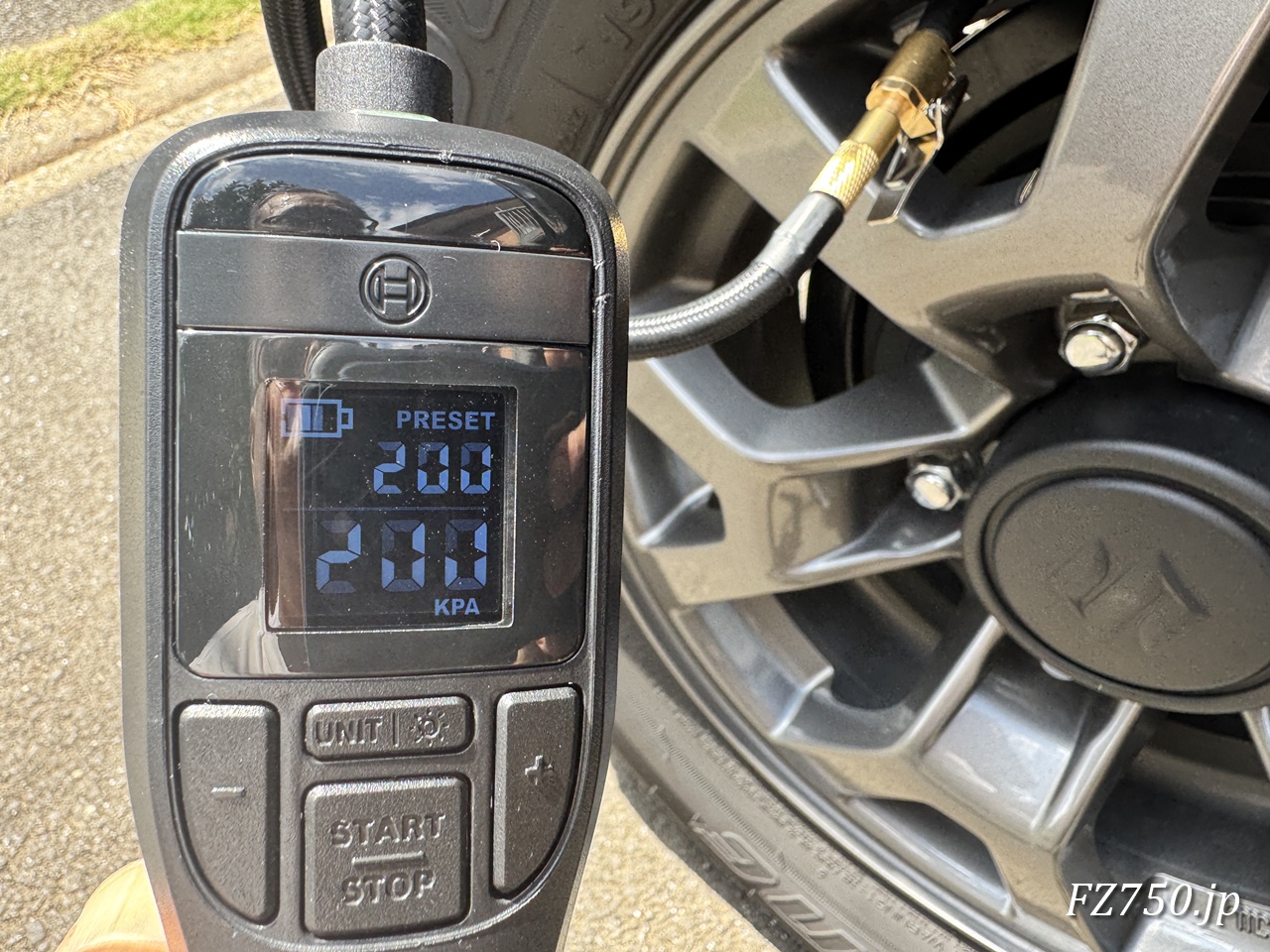 BOSCH EasyPumpで自動車(ジムニーノマド)のタイヤの空気を補充
