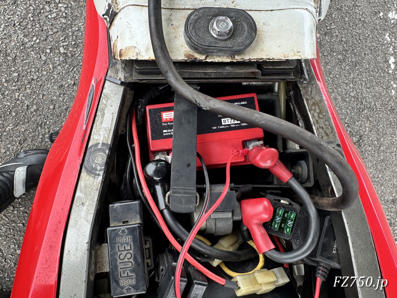 FZ750に新しいバッテリーを取付けた