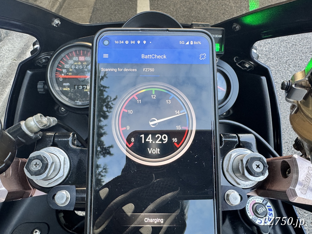 ACゼネレータを交換したFZ750はアイドリングでも電圧14.29V