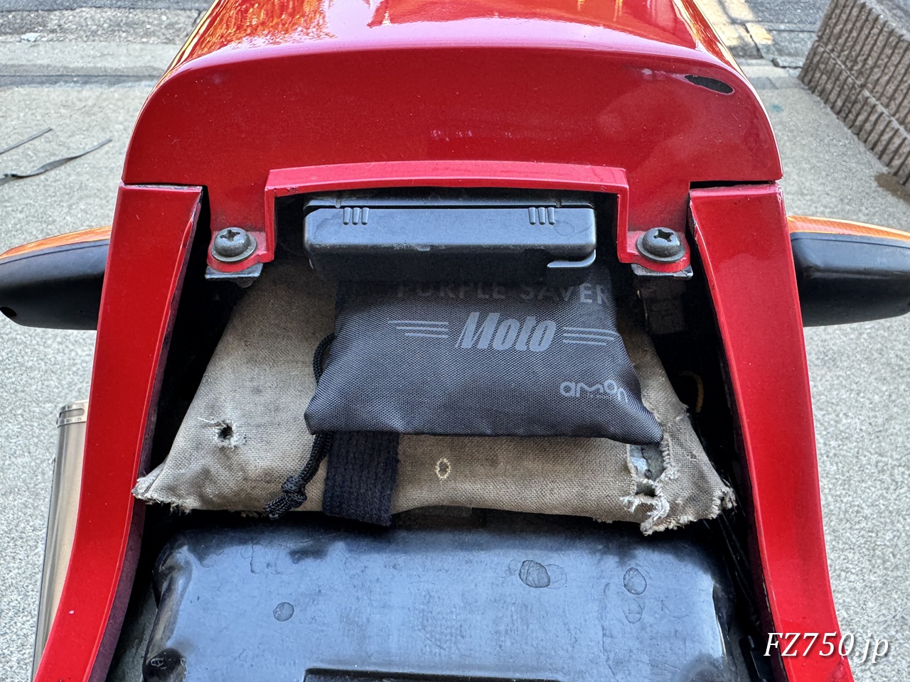 FZ750の車載工具収納スペース上の隙間に「パープルセーバーモト」を格納