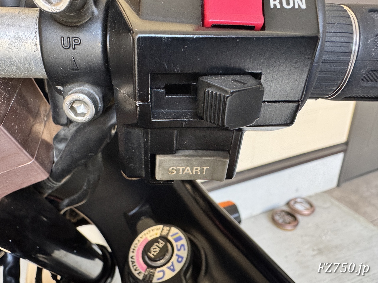 FZ750のスタートボタンが戻らなくなった