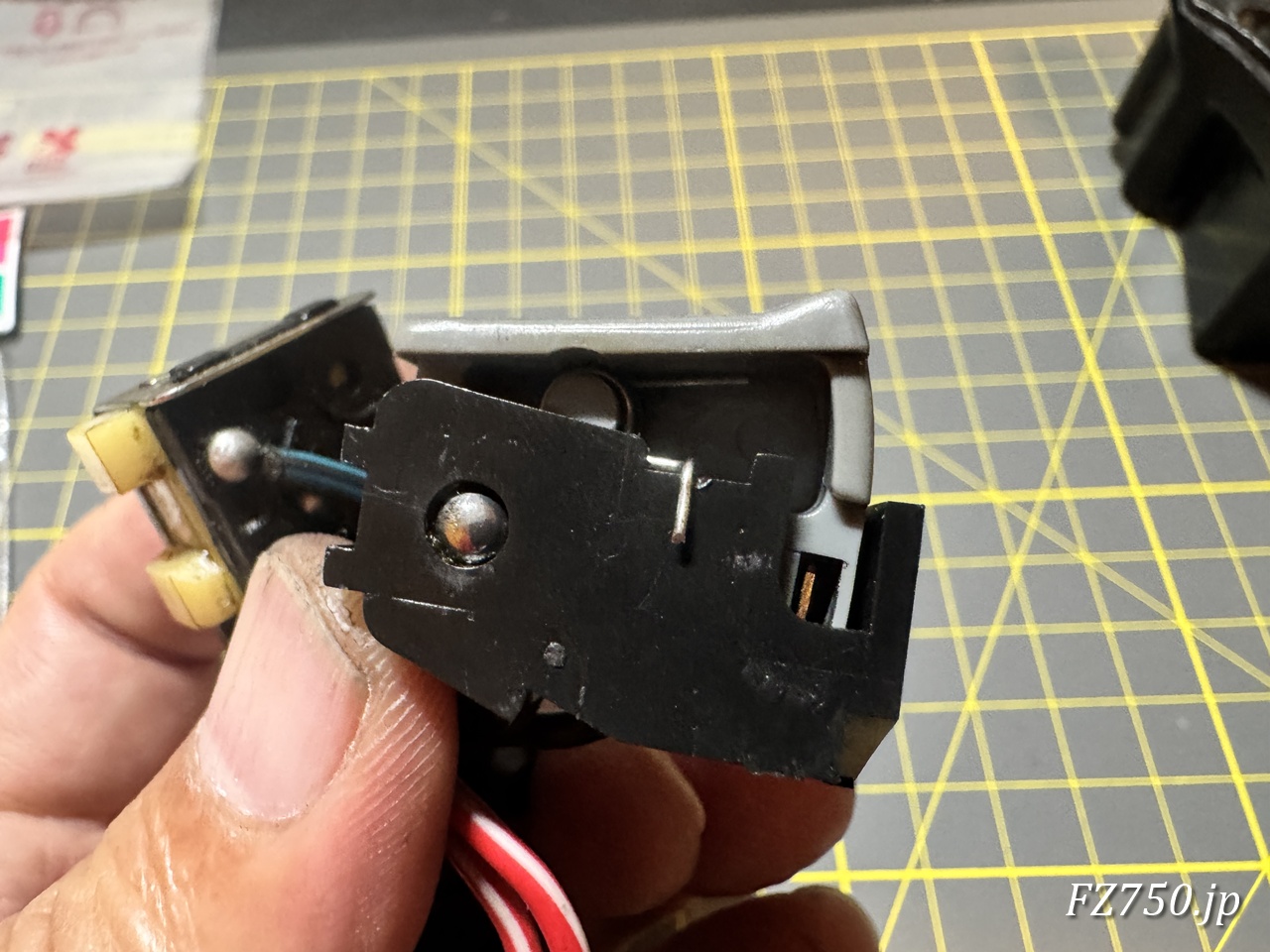 機能的には問題なく、スイッチの押し戻し動作もスムーズに復活