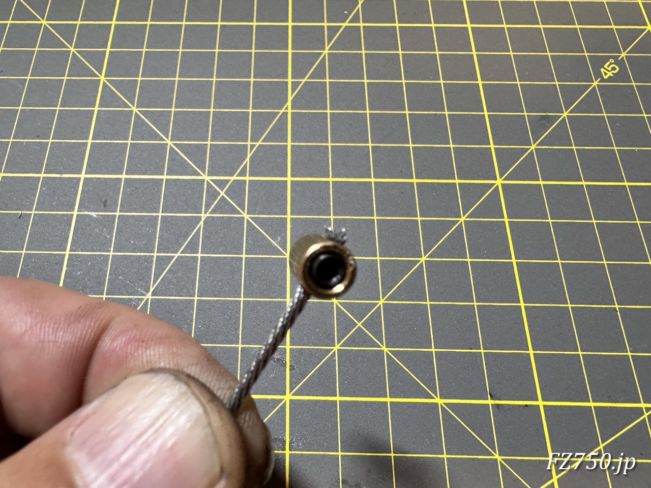タイコの先から少しワイヤーが出るぐらいの位置でワイヤーをカットした