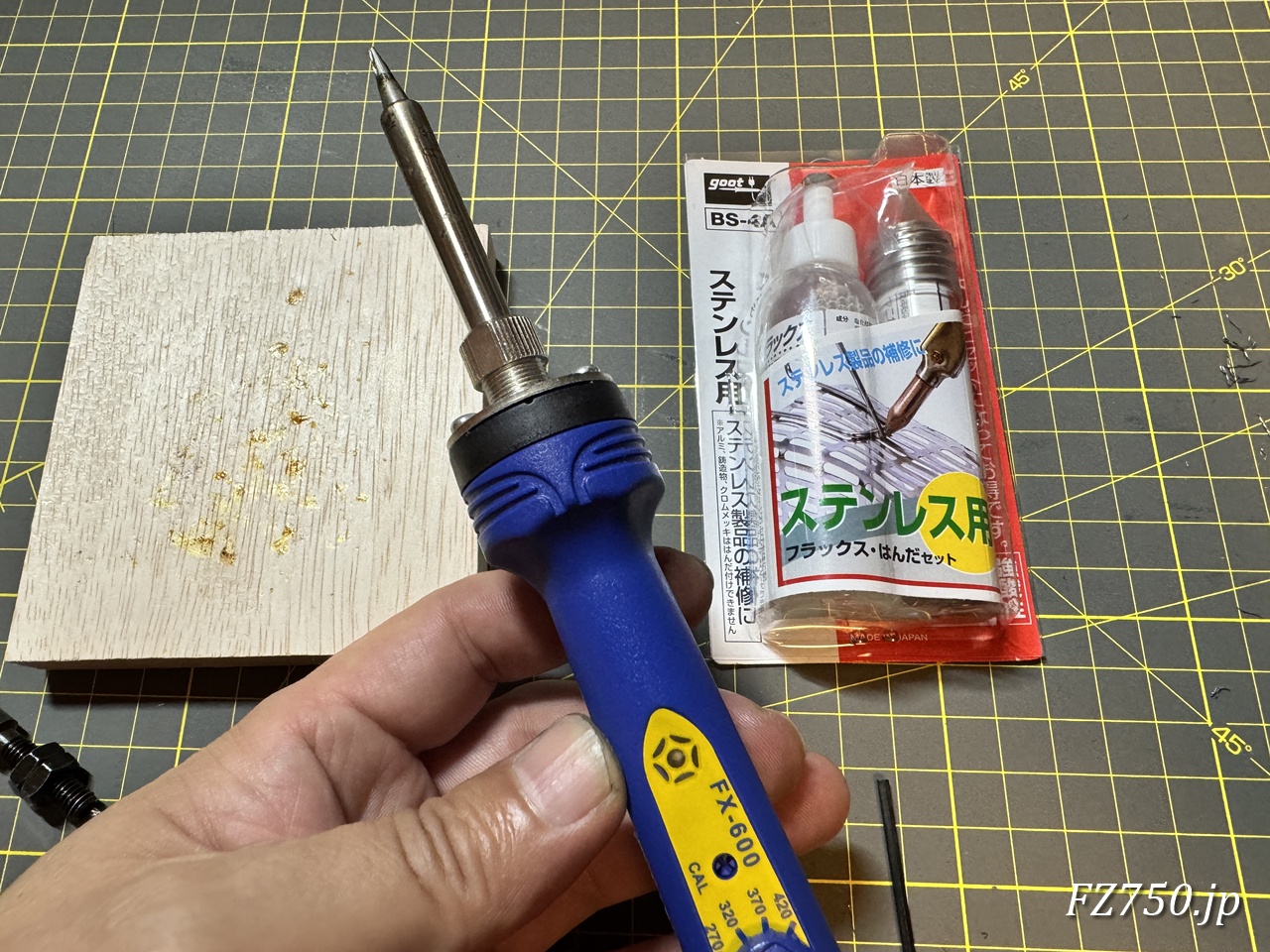 ステンレス用はんだに合わせて、はんだこての温度を320℃に設定