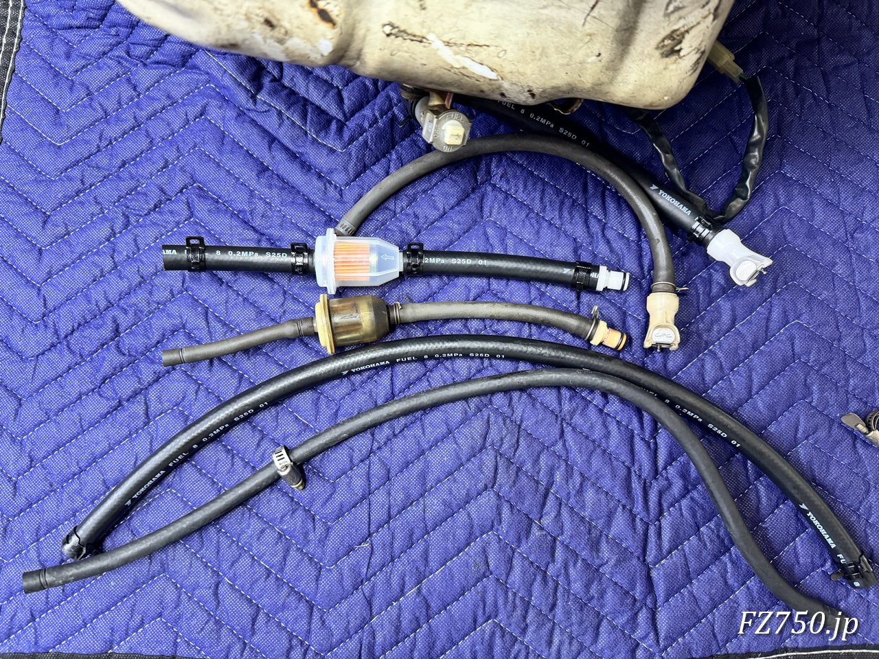 FZ750の新旧燃料ホースの比較
