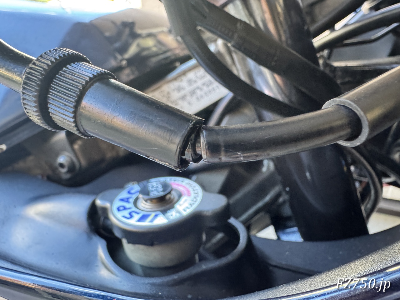 FZ750のアクセルワイヤーの折れた箇所のアップ写真