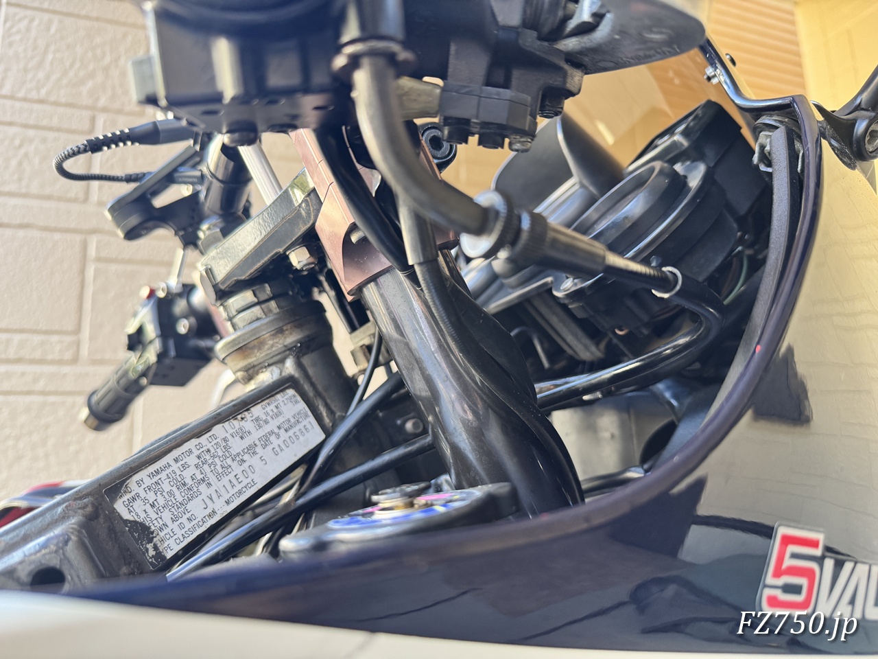 これまで使っていたFZR750のアクセルワイヤーに戻したが、、、