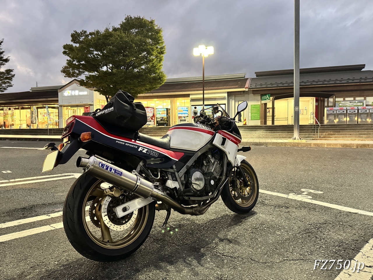 FZ750@常磐自動車道 中郷SA(下り)