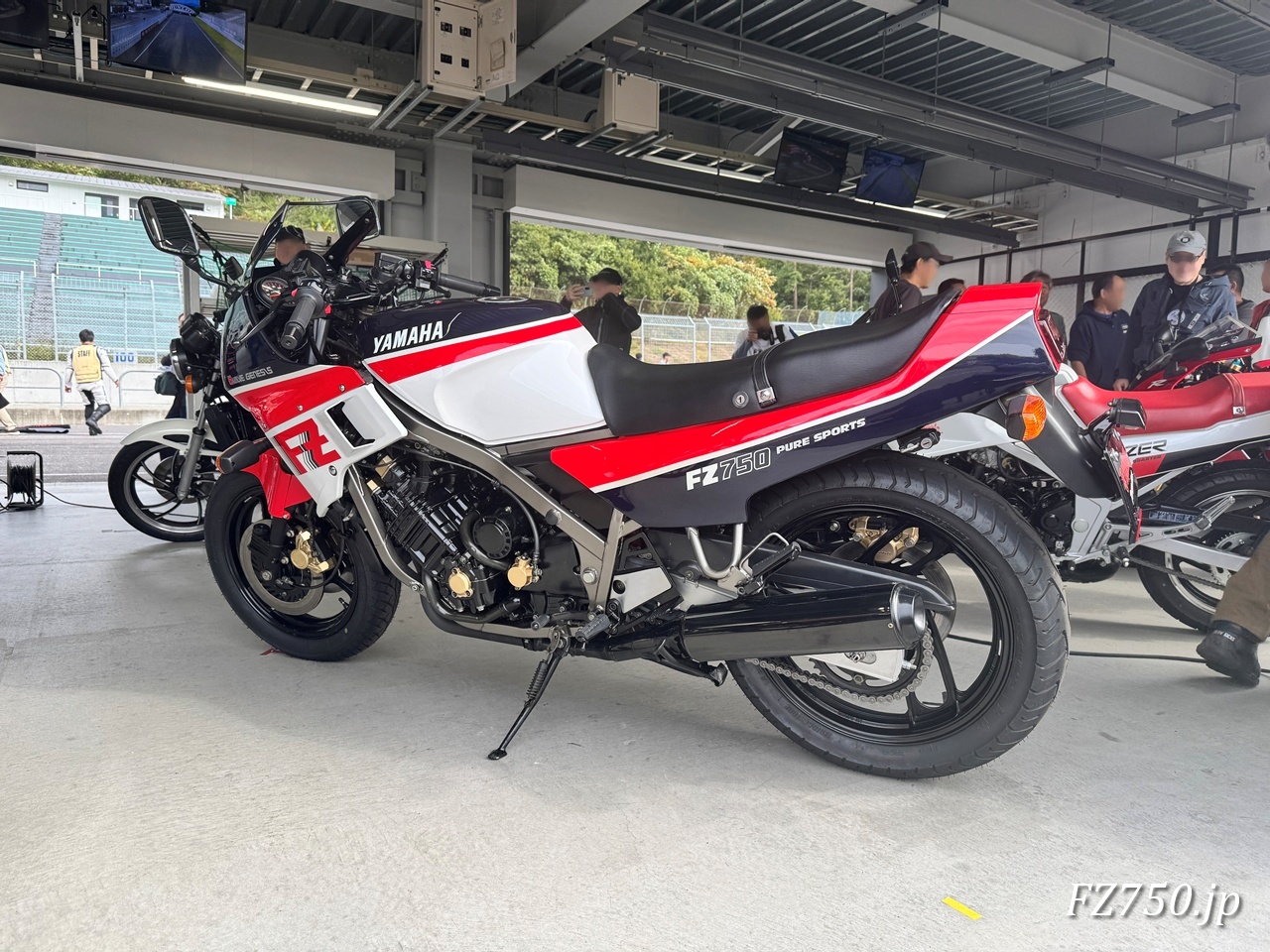 大型歴史車両デモ走行車の展示 FZ750