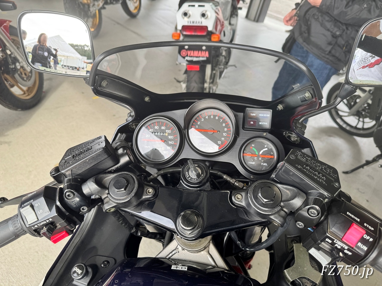 大型歴史車両デモ走行車の展示 FZ750のメーター周り