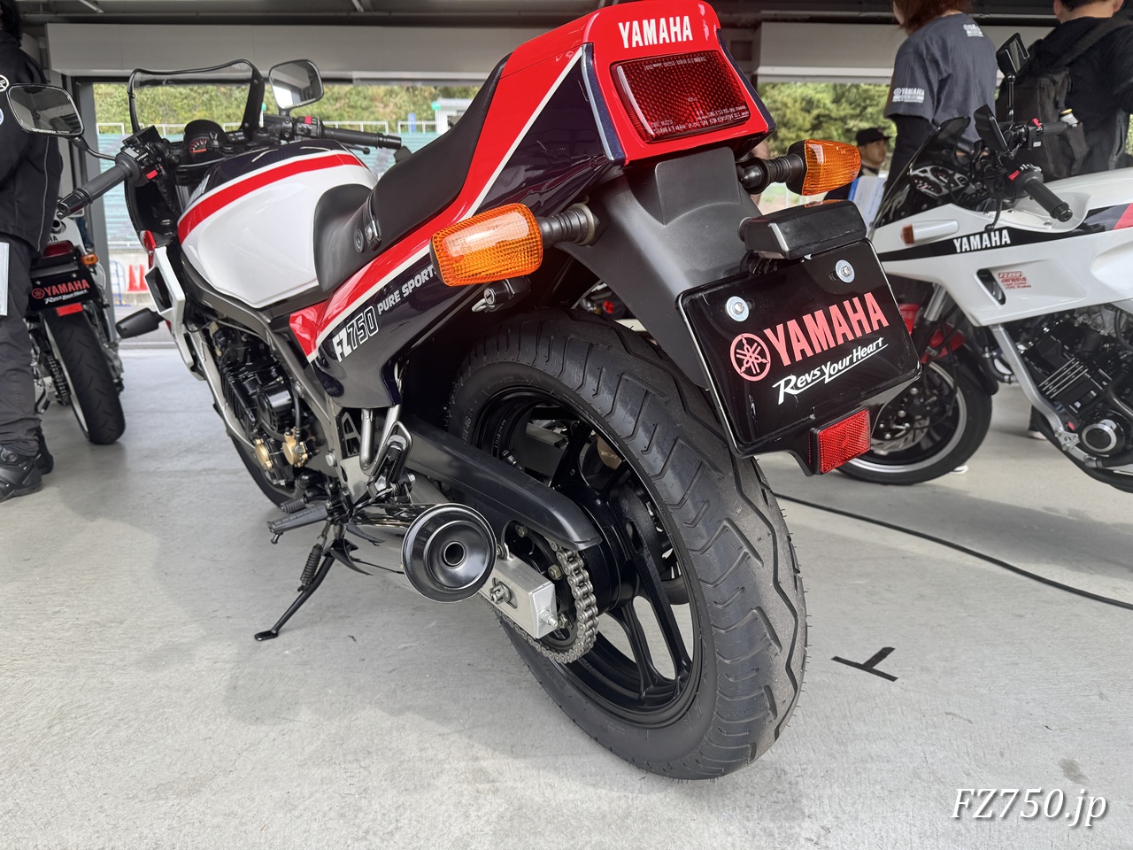 大型歴史車両デモ走行車の展示 FZ750のリヤ