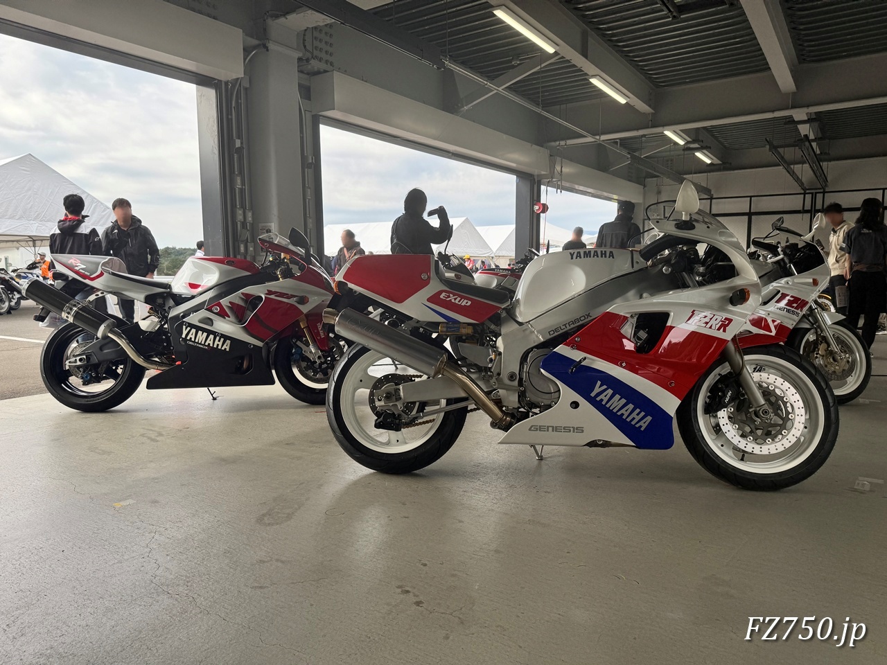 大型歴史車両デモ走行車の展示 FZR750R(OW-01)、左がYZF-R7(OW02)、OW-01に少し後ろがFZR400R