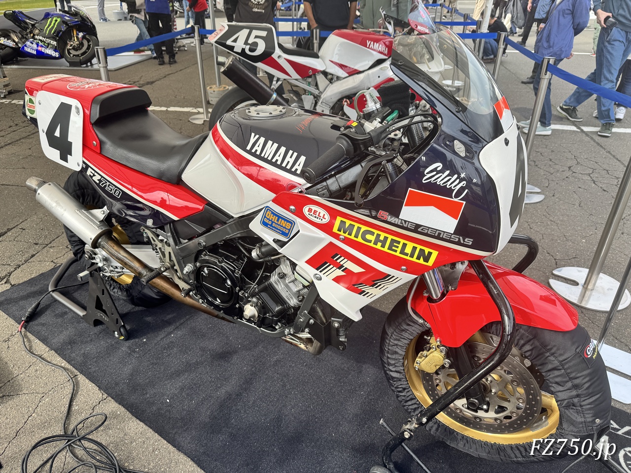 タイヤウォーマーが巻かれたFZ750(0U45)