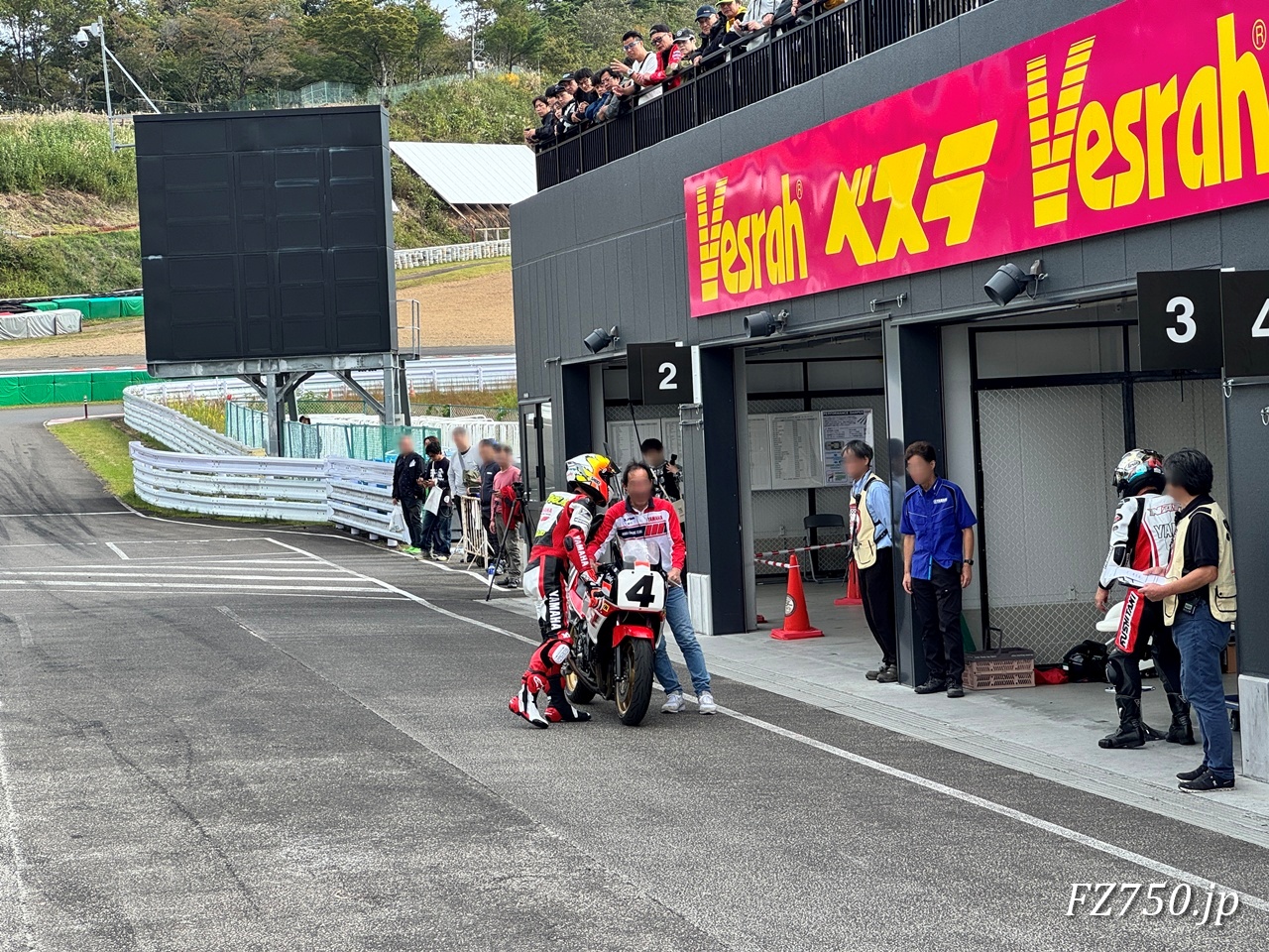 FZ750(0U45)のライダーの吉川さんとメカニックの吉村さん