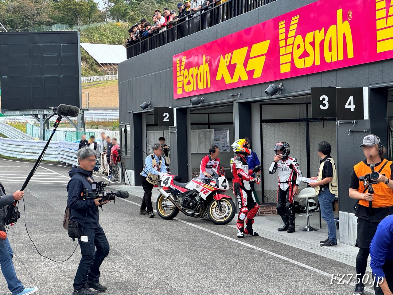 FZ750(0U45)はメカニックの吉村さんが展示ブースまで押していく